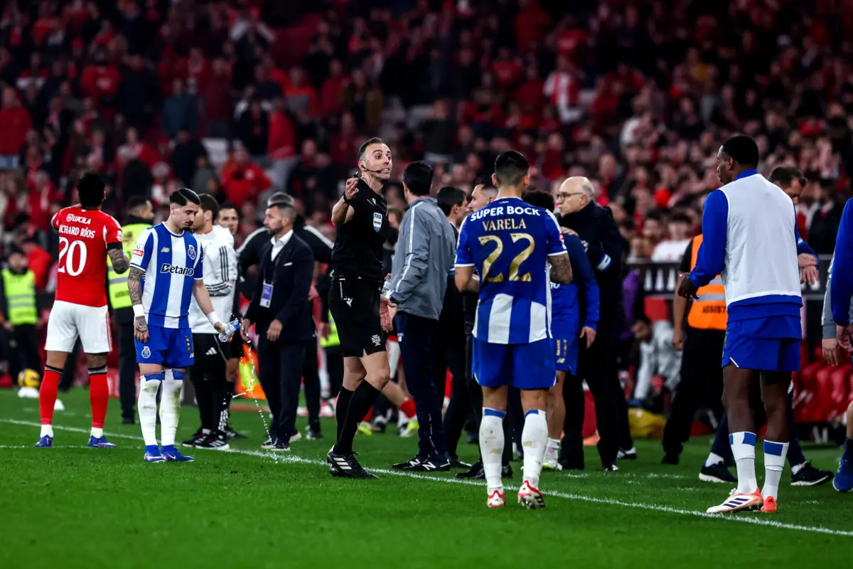 Imagem de contexto do artigo FC Porto só deixou o Estádio da Luz depois das 22h00 por causa de reunião do CA com João Pinheiro
