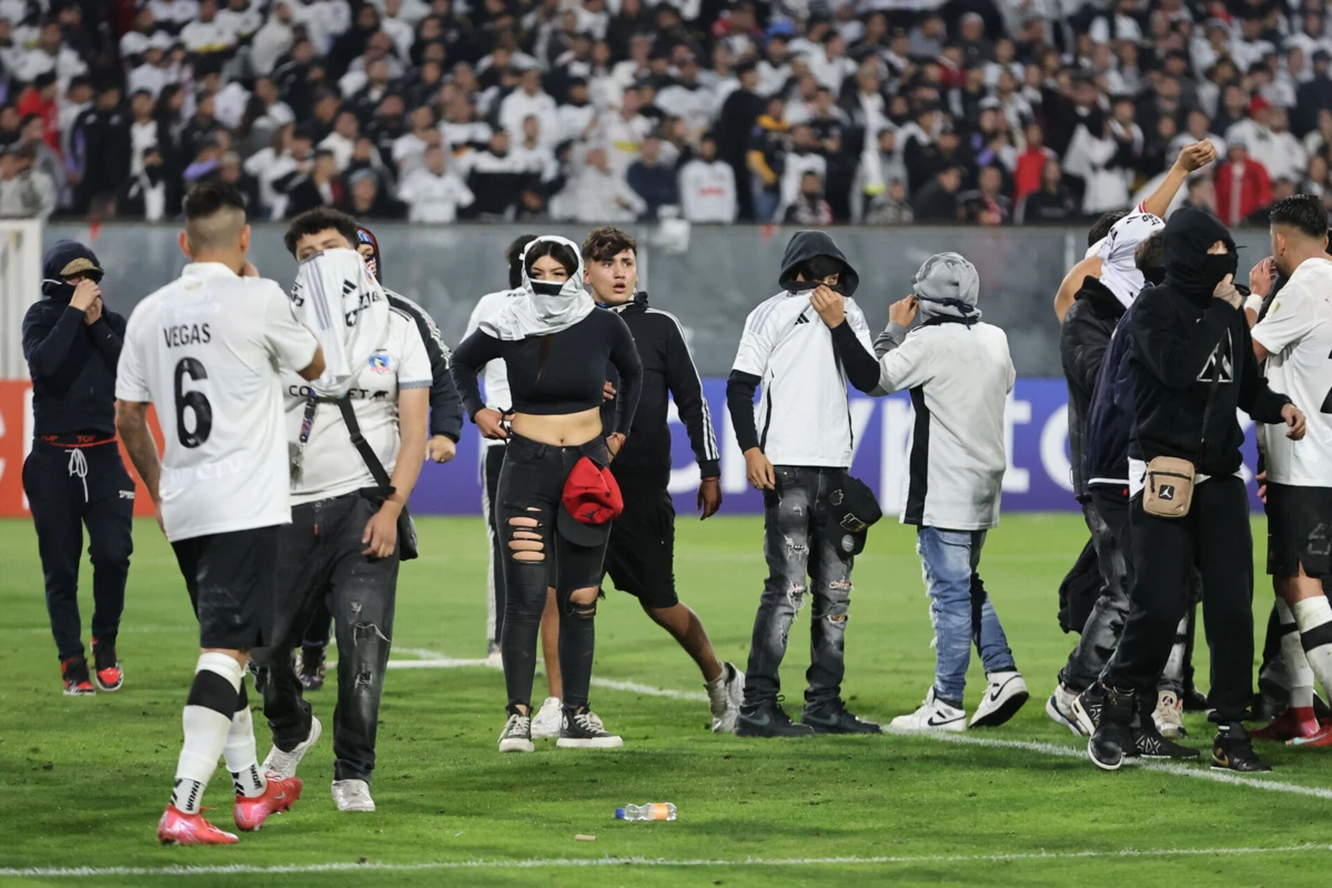 Imagem de contexto do artigo Castigo histórico para adeptos que invadiram o campo e levaram à suspensão de jogo da Libertadores