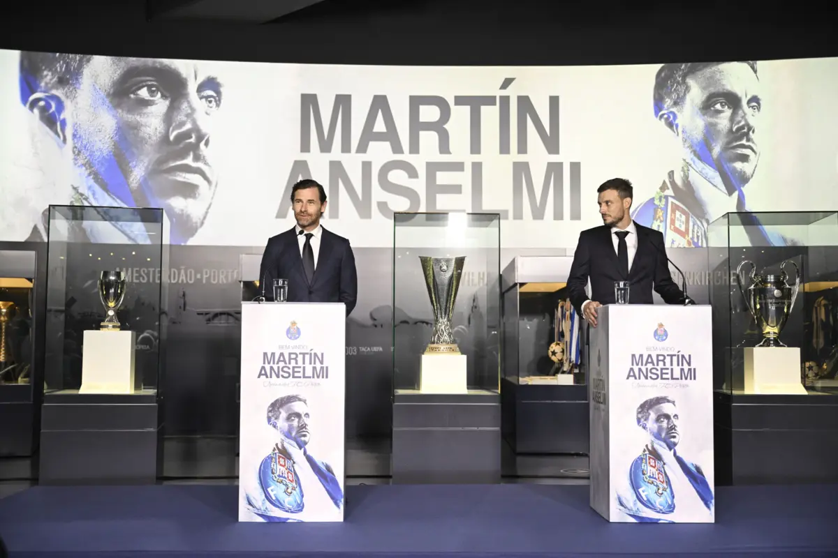 André Villas-Boas e Martín Anselmi no dia da apresentação do treinador (Créditos: Lusa)