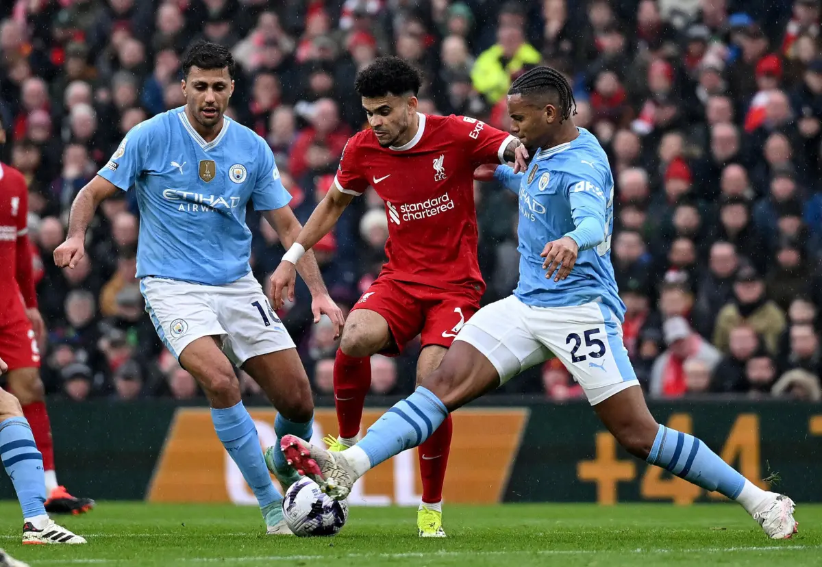 Luis Díaz em ação pelo Liverpool frente ao Manchester City (Créditos: X do jogador)