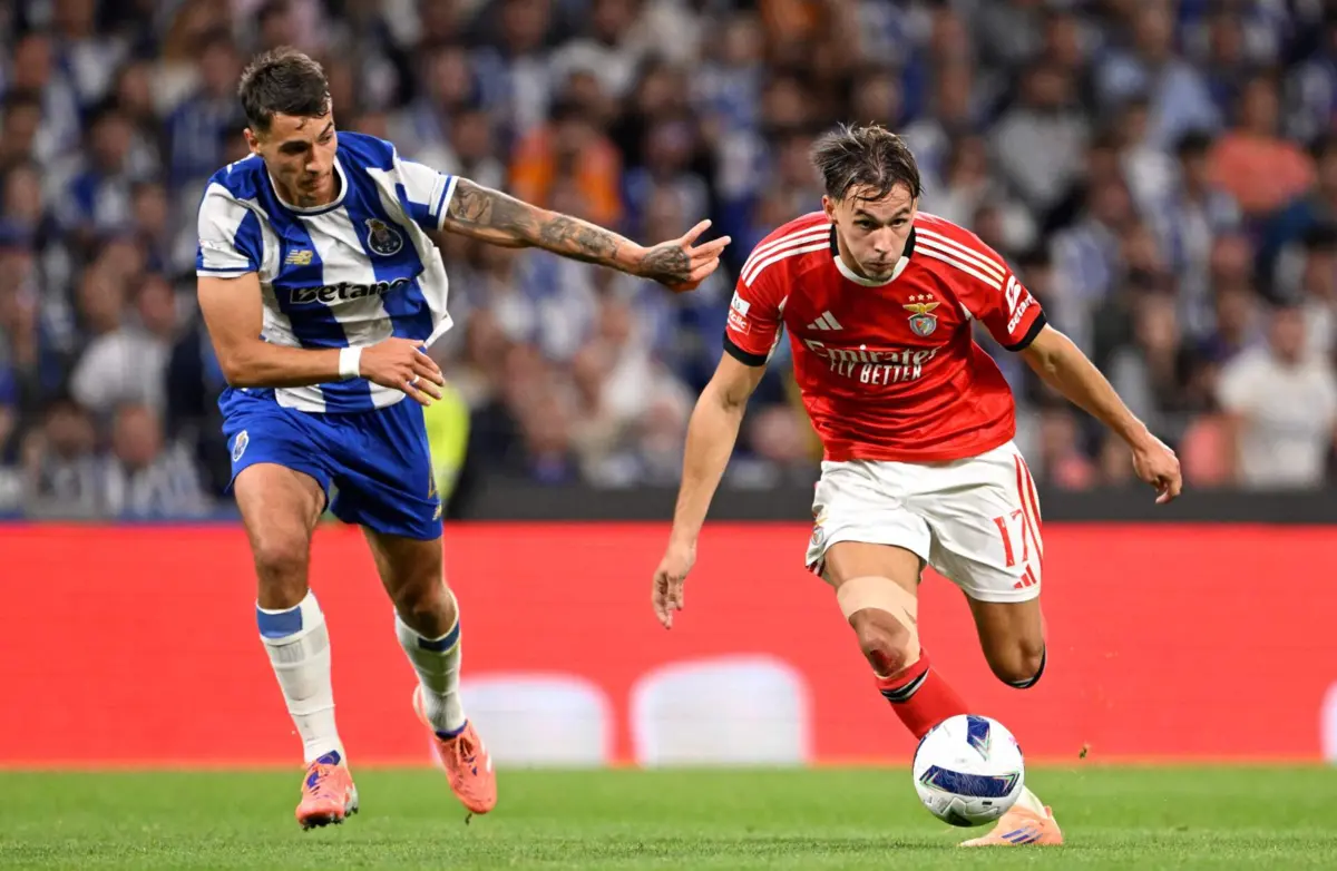 Kiwior e Dedic durante o clássico