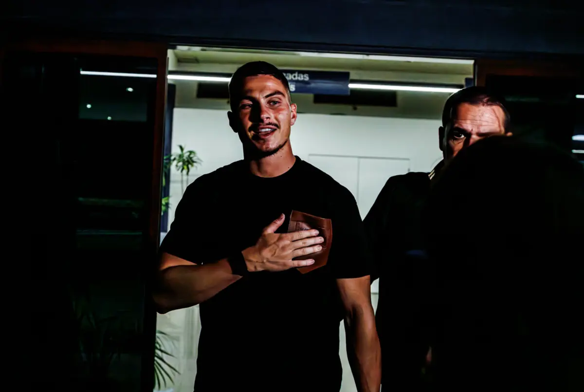 Ivanovic, um dos reforços, com Rui Pedro Braz (Créditos: Mário Vasa)