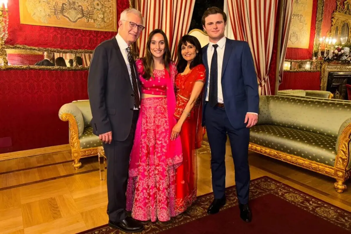 Karena Groff com o pai, mãe e irmão (créditos: X/Reprodução)