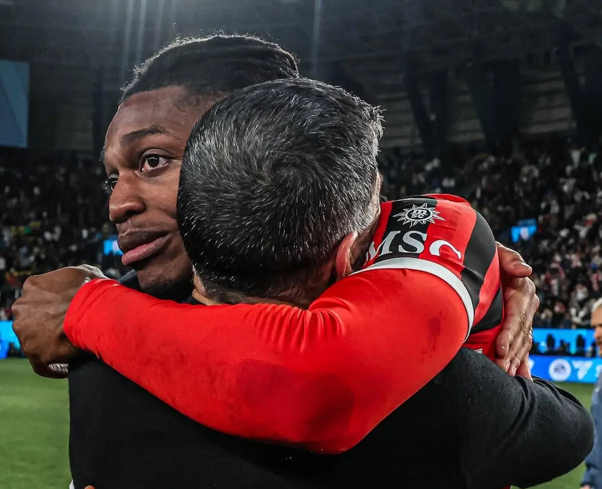 Conceição abraça Leão após conquista da Supertaça (créditos: Milan)