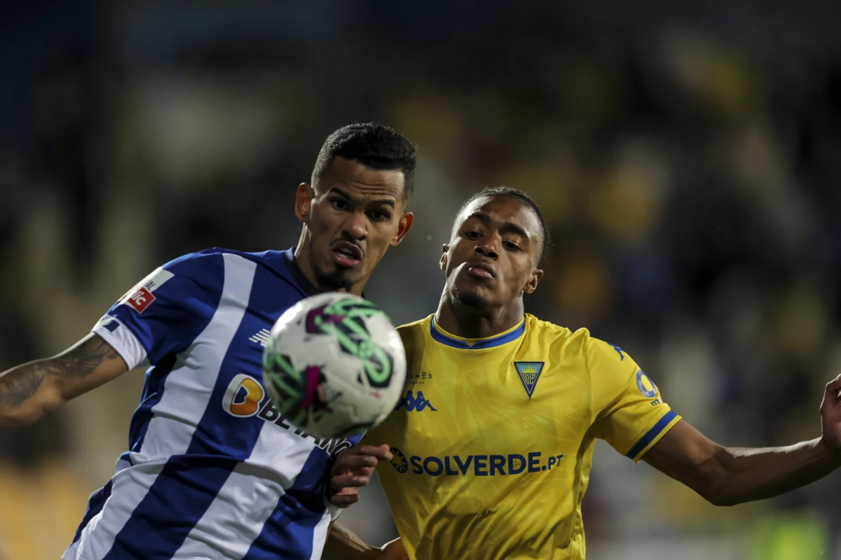 Wagner Pina num duelo com Galeno (Créditos: Gerardo Santos/Global Imagens)