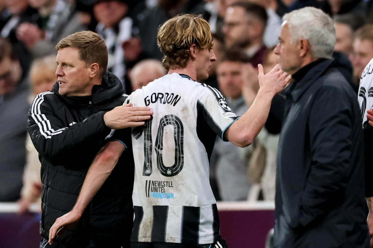 Eddie Howe com Anthony Gordon