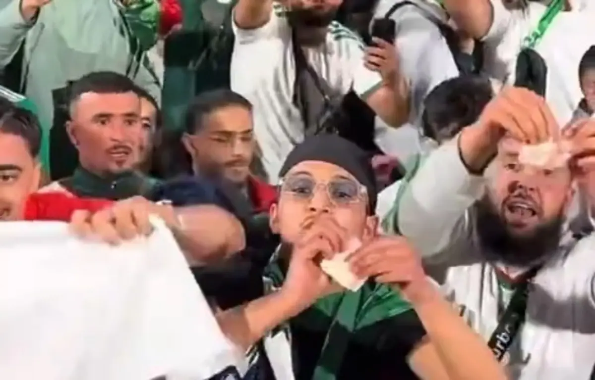 Adeptos argelinos rasgam notas marroquinas