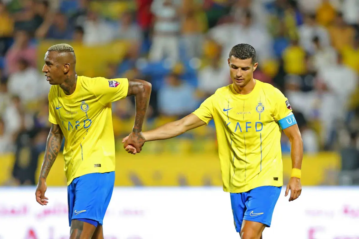Talisca ao lado de Ronaldo (créditos: AFP)