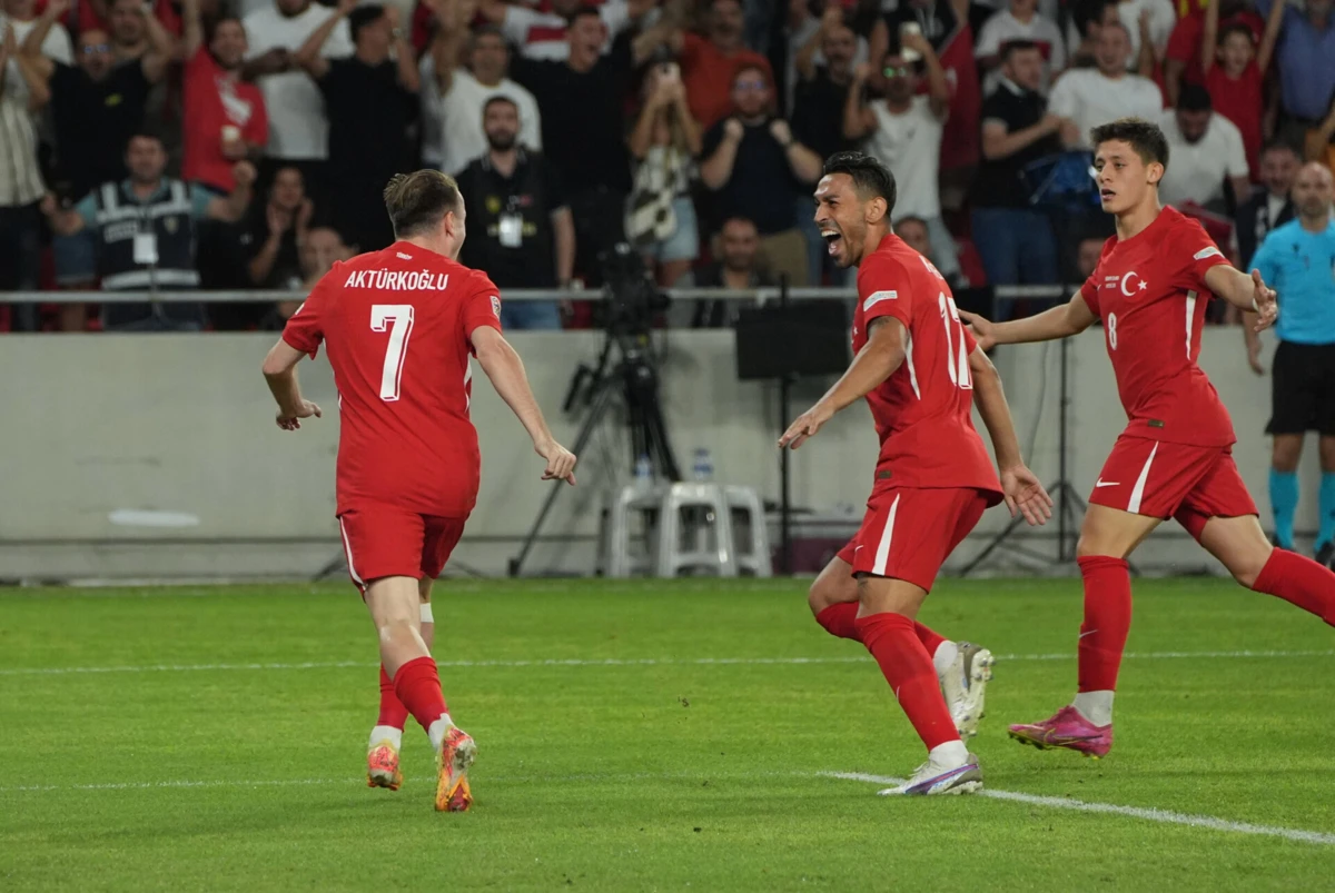 Arda Guler corre para festejar com Akturkoglu (Créditos: TFF)