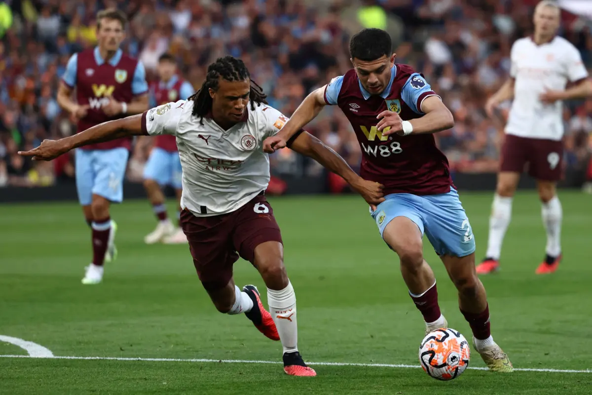 Amdouni à direita (Créditos: AFP)