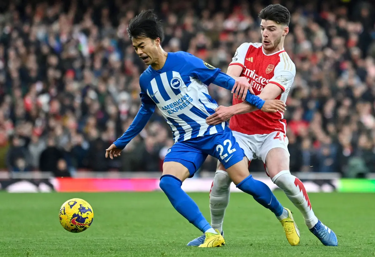 Mitoma marcado por Declan Rice (Justin Tallis AFP)