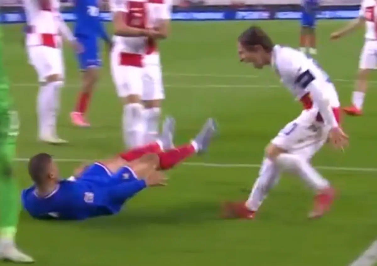 Imagem de contexto do artigo Mbappé tentou ganhar um penálti e Modric deu-lhe um raspanete. Veja o vídeo