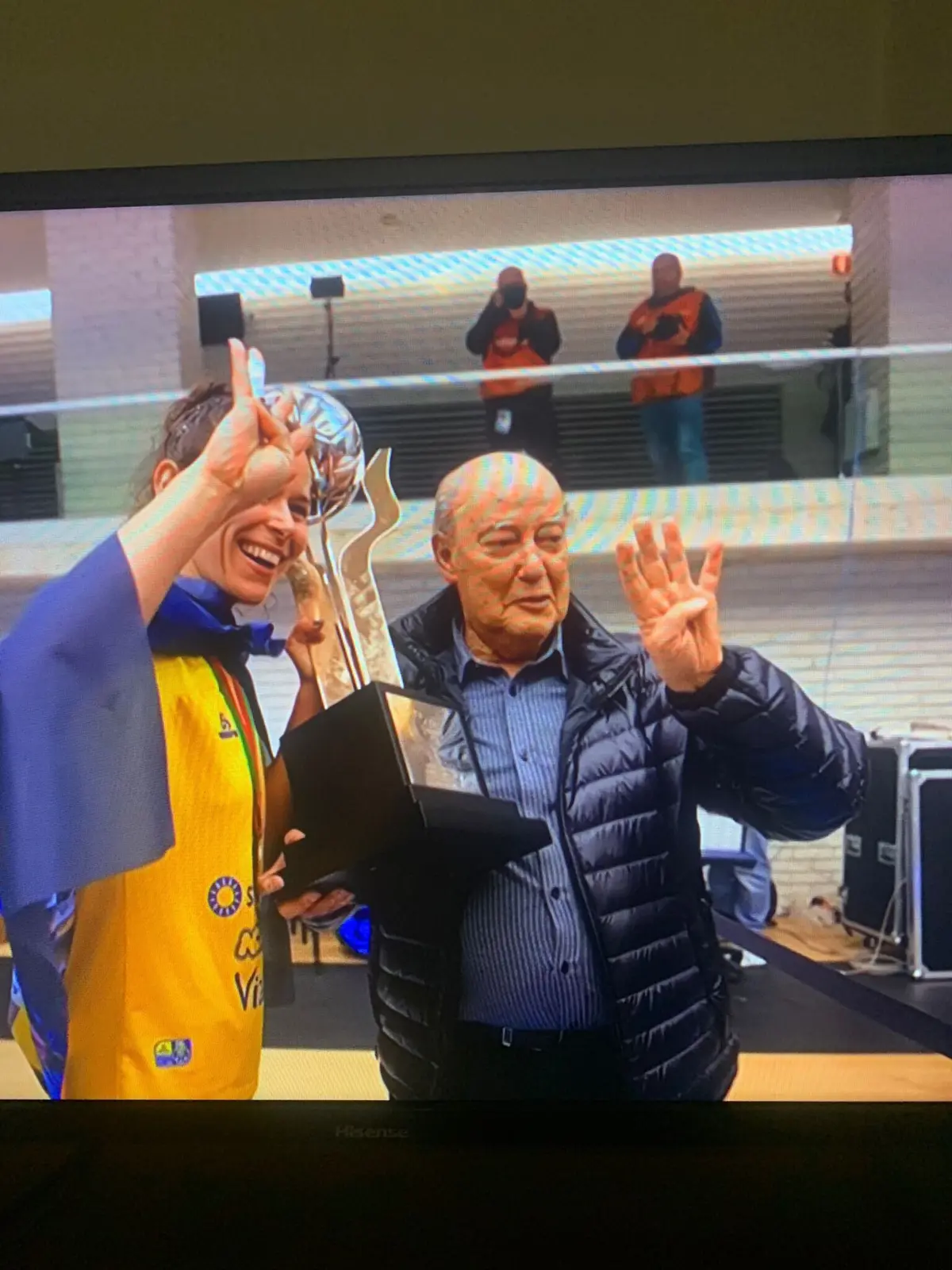 Imagem de contexto do artigo Pinto da Costa recebe de Joana Resende o troféu de campeão de voleibol feminino