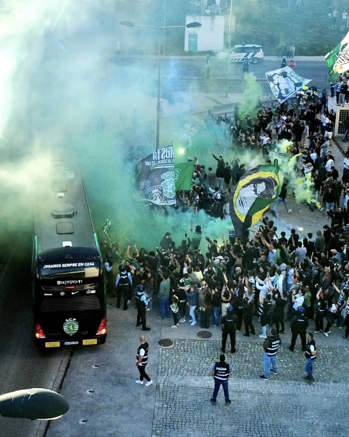 Imagem de contexto do artigo Centenas de adeptos do Sporting no apoio à equipa na partida para estágio