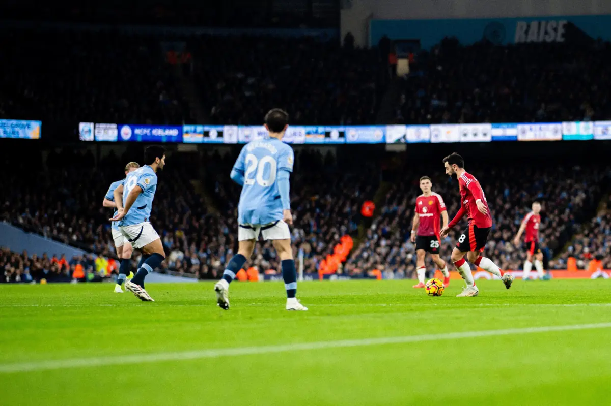Bruno Fernandes com a bola (créditos: Manchester United)
