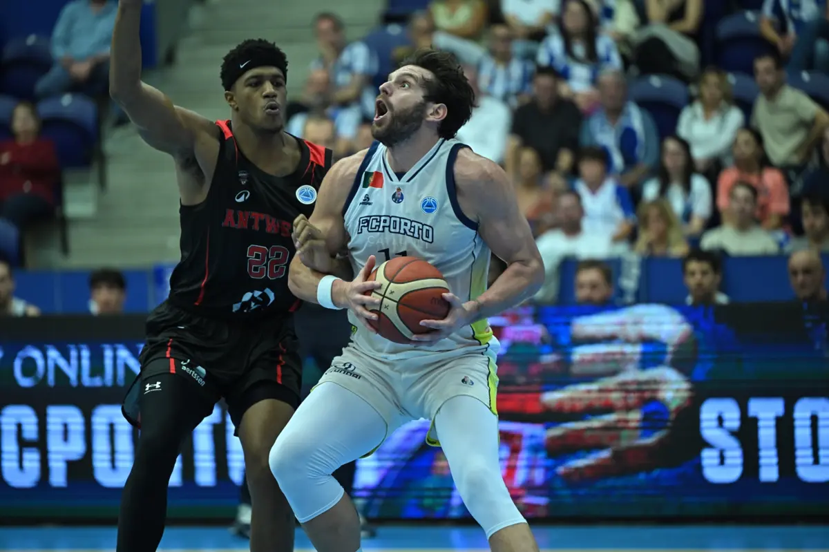 Porto, 14/ 10/ 2025 - O FC Porto recebeu esta noite, no pavilhão Dragão Arena, a equipa do Windrose Giants, em partida de Basquetebol referente à 1ª jornada, fase de grupos, da Taça Europeia.
Miguel Queiroz (FC Porto)