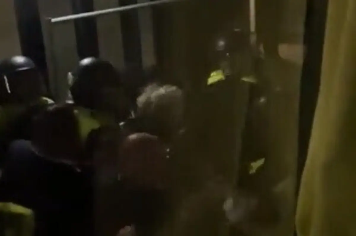 Presidente do Légia rodeado por polícias neerlandeses