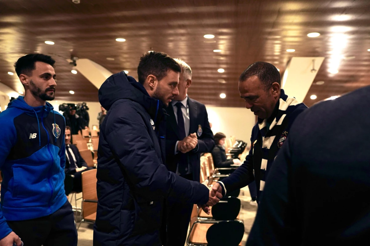 Martín Anselmi cumprimenta Cosinha, antigo jogador do FC Porto