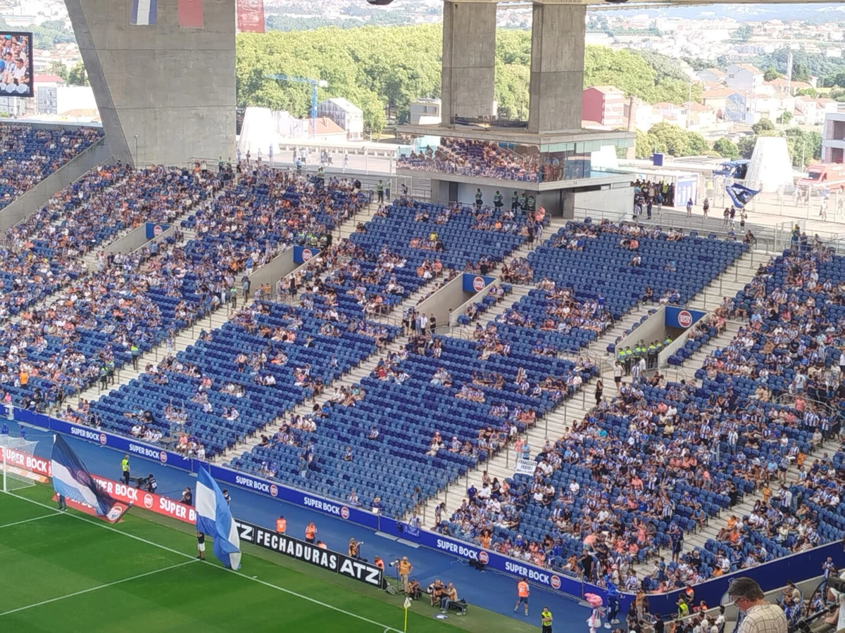 Zona dos Super Dragões despida frente ao Twente