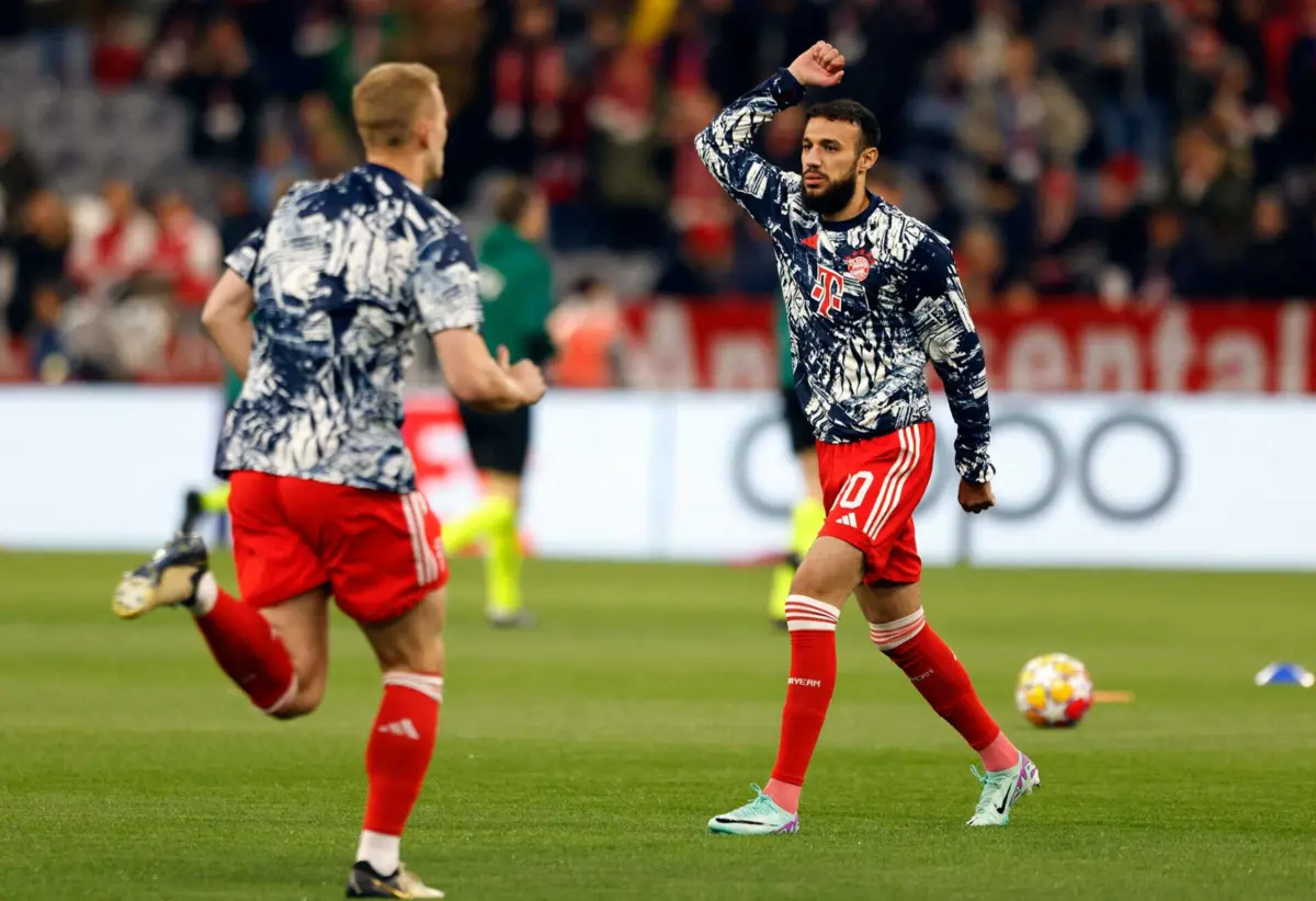De Ligt e Mazraoui (créditos: AFP)