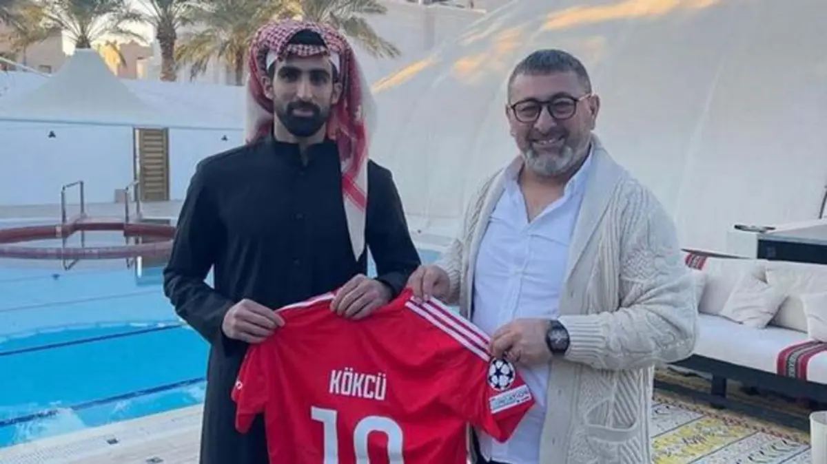 Imagem de contexto do artigo Kokçu em destaque no Catar: presidente do Al-Sadd posa com a camisola do médio