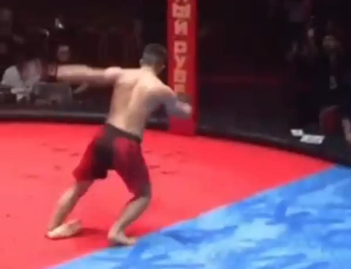 Imagem de contexto do artigo Lutador de MMA sofre lesão impressionante a fazer um mortal nos festejos. Ora veja