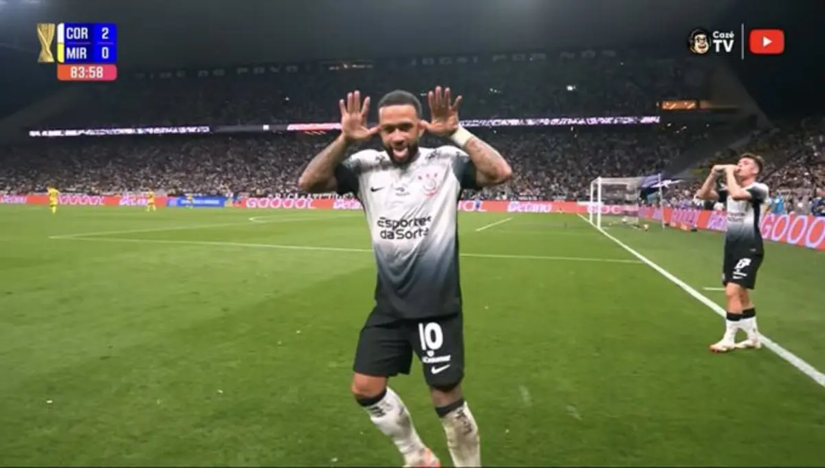 Depay imita festejo de Neymar (créditos: X/CazéTV)