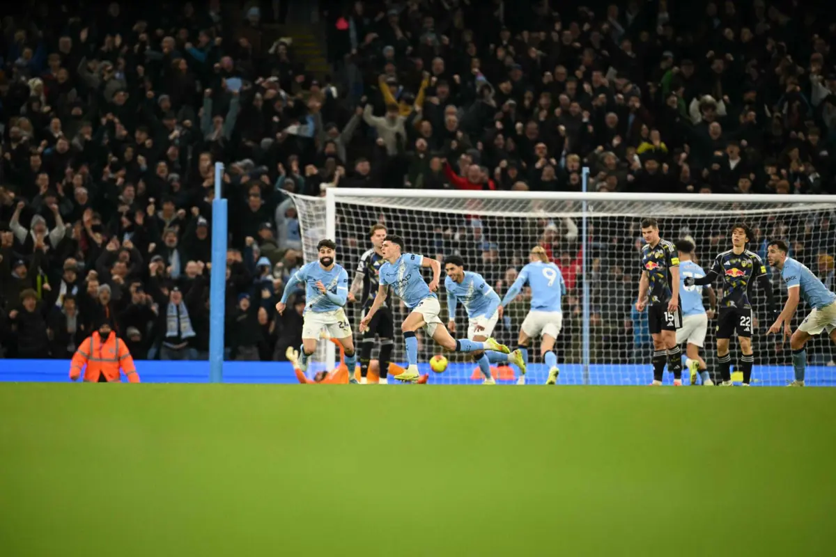 Jogadores do Manchester City festejam o golo de Phil Foden