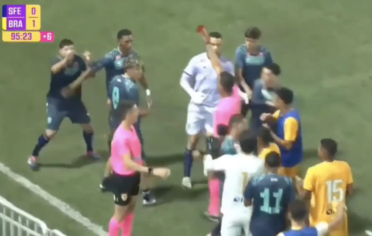 Imagem de contexto do artigo Bateu lançamento lateral contra cabeça do treinador adversário e foi expulso. Ora veja