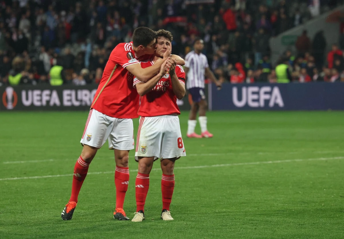 João Neves confortado por António Silva (Créditos: Sport Lisboa e Benfica)
