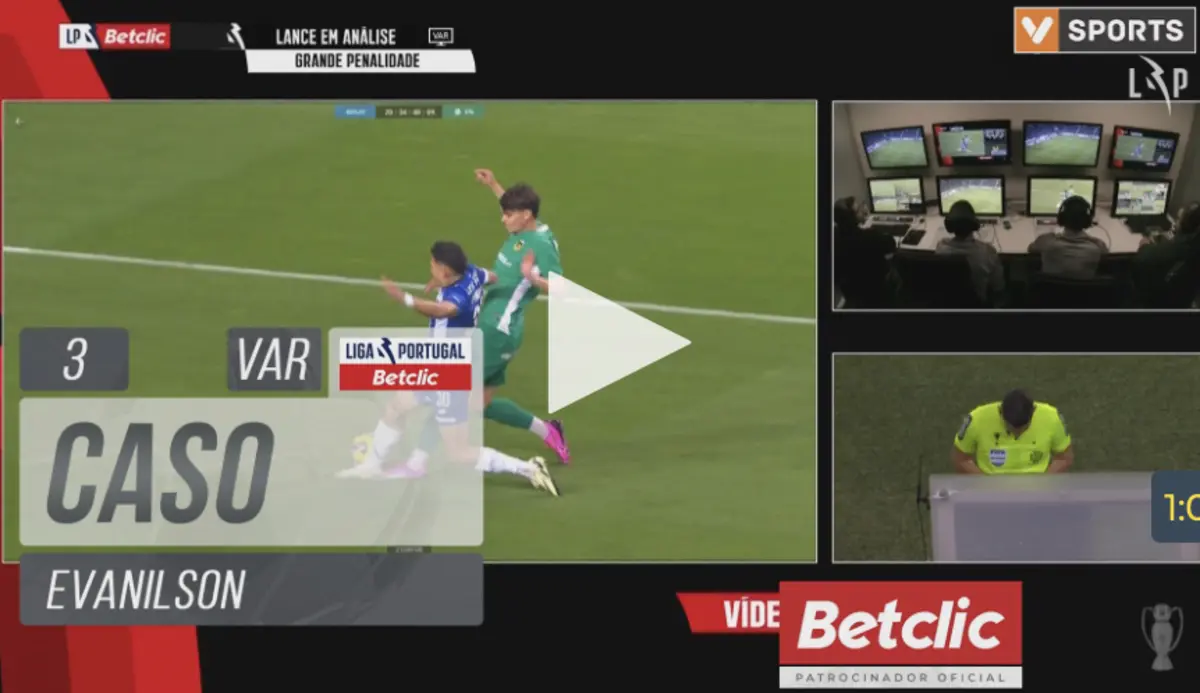 Imagem de contexto do artigo FC Porto-Rio Ave: árbitro assinala penálti, vai ao VAR e reverte decisão