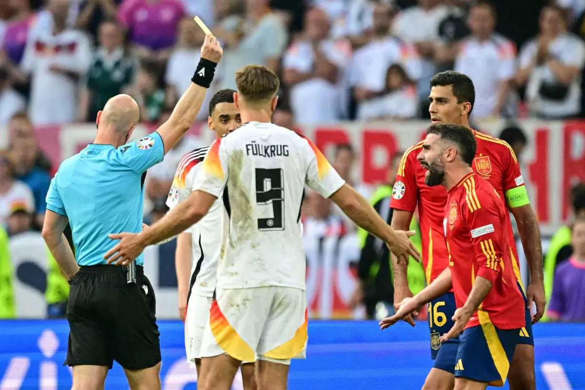 Carvajal vê cartão amarelo (créditos: AFP)