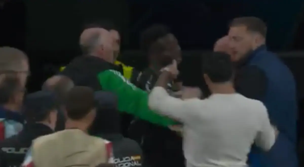 Imagem de contexto do artigo Carvajal agarrou o pescoço de Saka e tiveram de ser separados. Ora veja