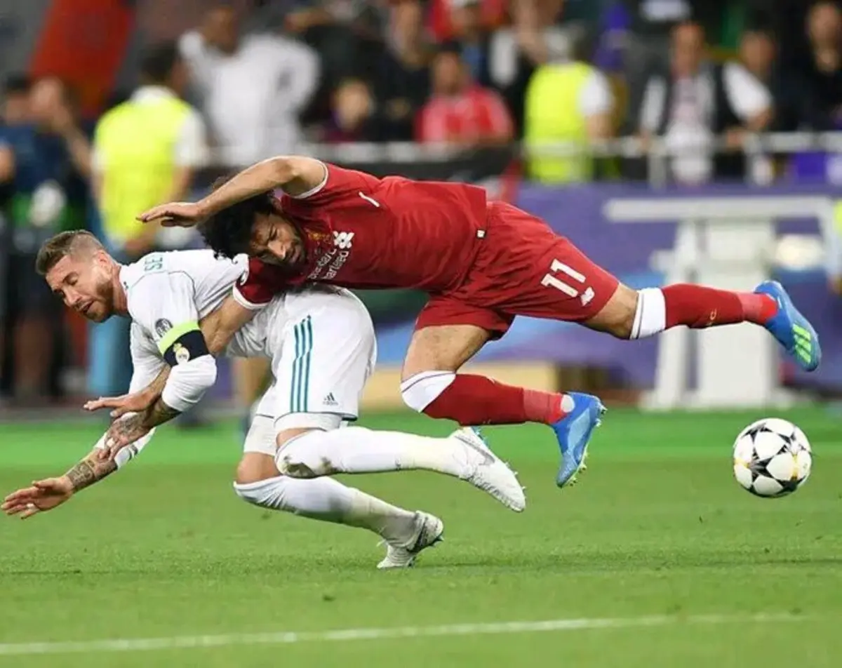 Lance entre Ramos e Salah (créditos: X/Reprodução)