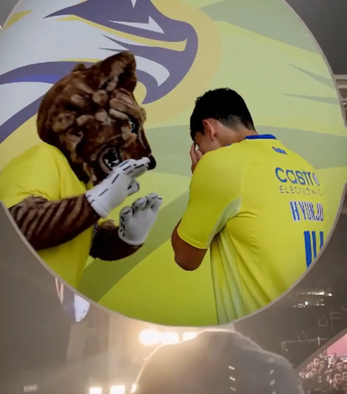 Imagem de contexto do artigo Arouca apresenta reforço com meme da traição em flagrante no concerto dos Coldplay