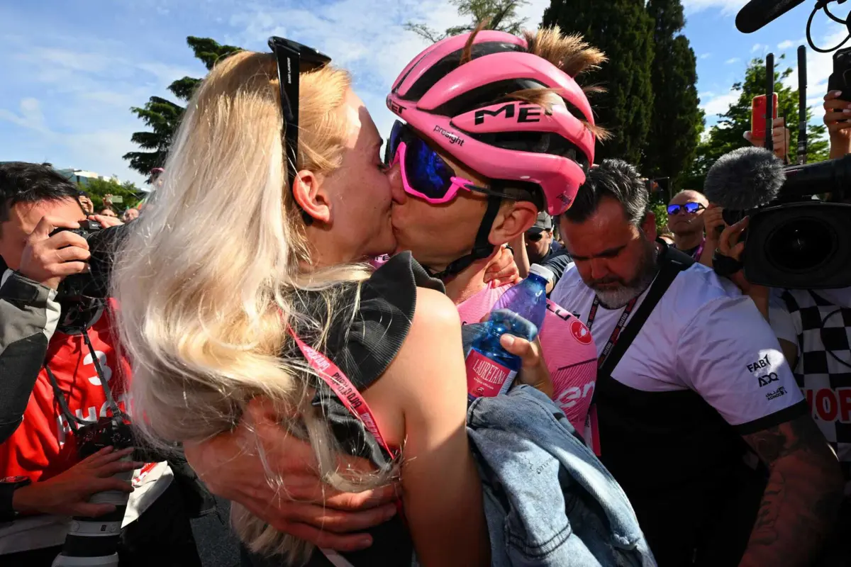 Tadej Pogacar beija a companheira (créditos: TIM DE WAELE / POOL / AFP)