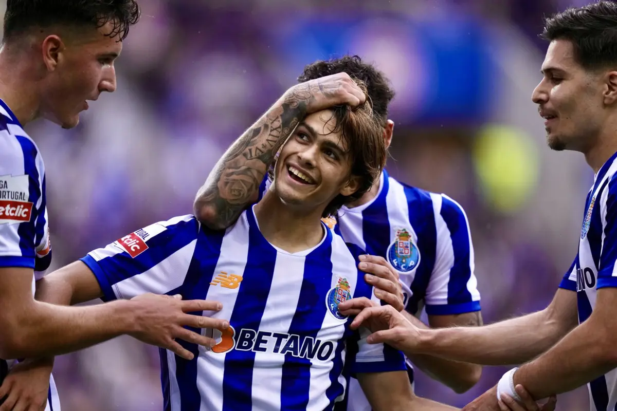 Rodrigo Mora, com Moura à direita (créditos: FC Porto)