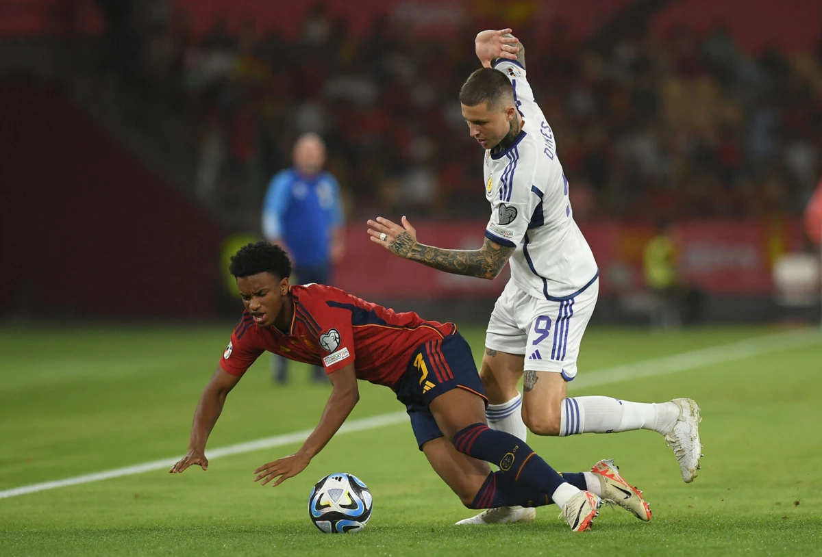 Alejandro Balde em ação frente à Escócia