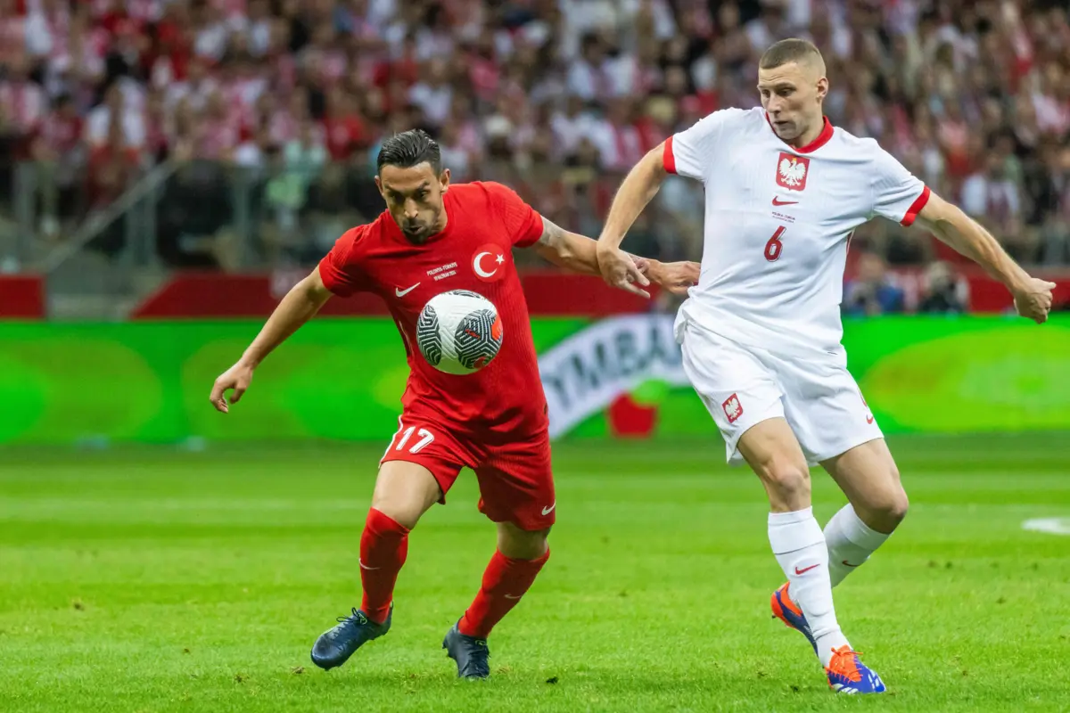 Kahveci e Piotrowski (Wojtek Radwanski / AFP)