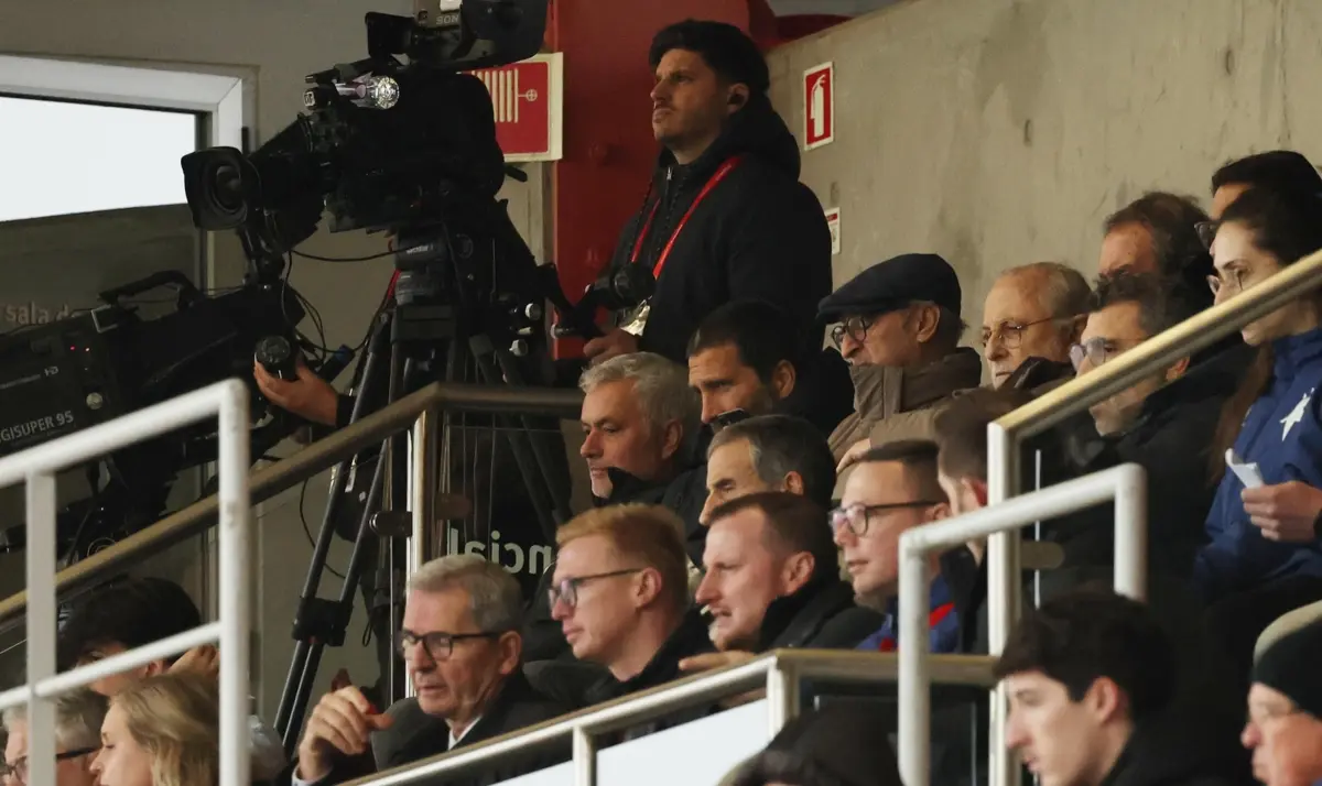 José Mourinho no jogo do Benfica na Youth League
