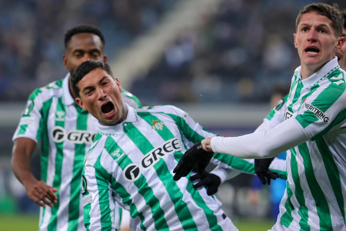 Vitória folgada do Bétis na Bélgica (Créditos: EPA)