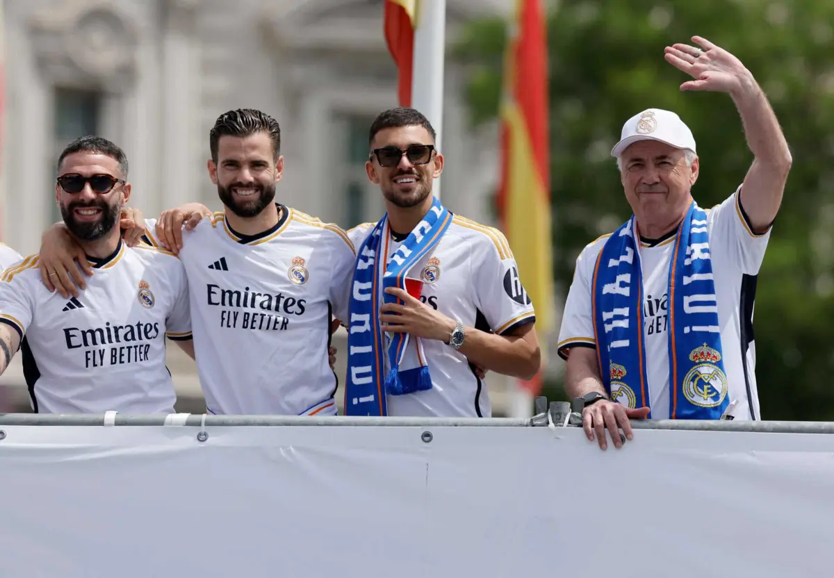 Carvajal, Nacho e Ceballos ao lado de Ancelotti na festa do título da LaLiga (créditos: AFP)