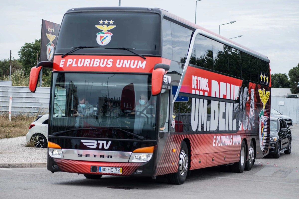 Autocarro do Benfica (créditos: (André Luís Alves / Global Imagens)