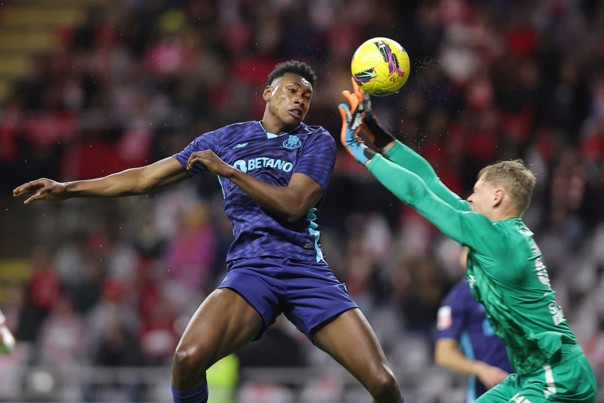 Imagem de contexto do artigo Anselmi e o lance de Samu: "Se não é penálti temos um problema de critério..."