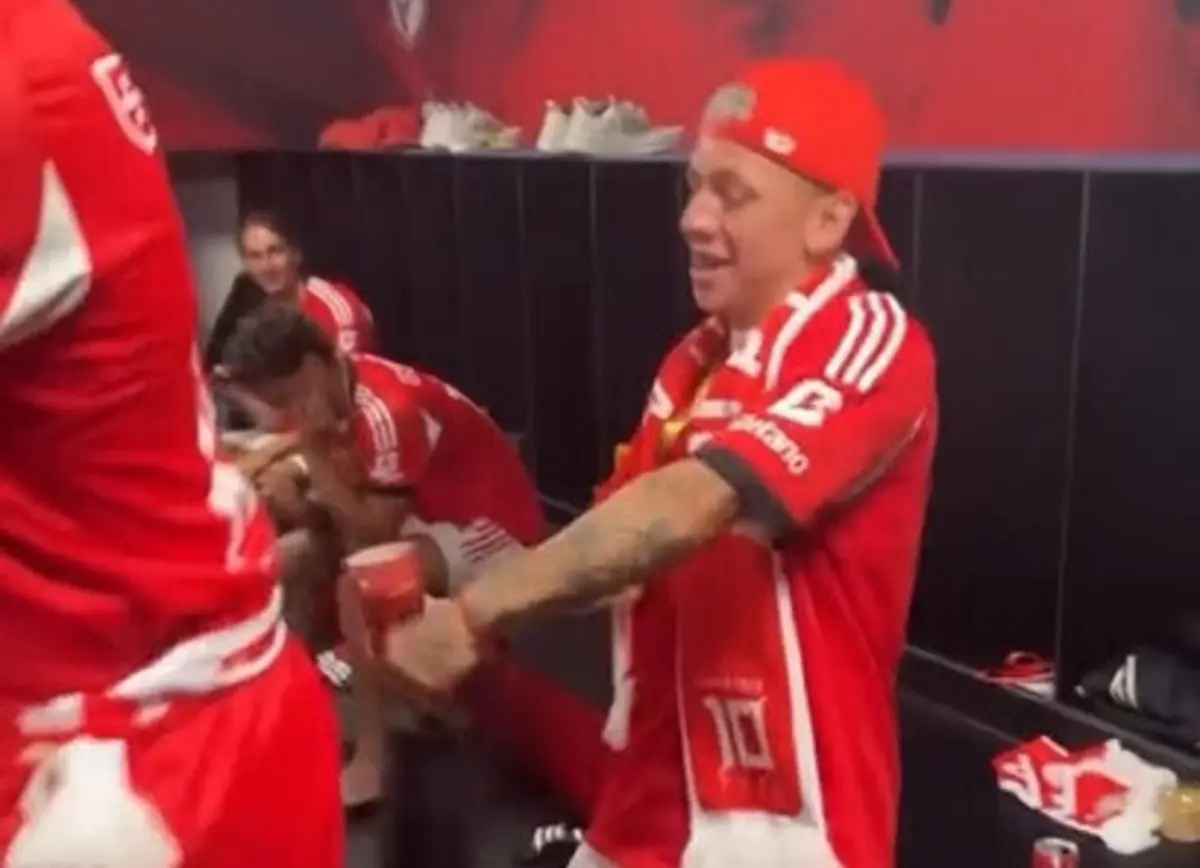 Imagem de contexto do artigo "Vai no cavalinho": a festa no balneário do Benfica após a Supertaça