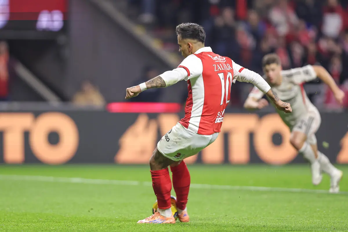 Rodrigo Zalazar marcou de penálti contra o Benfica