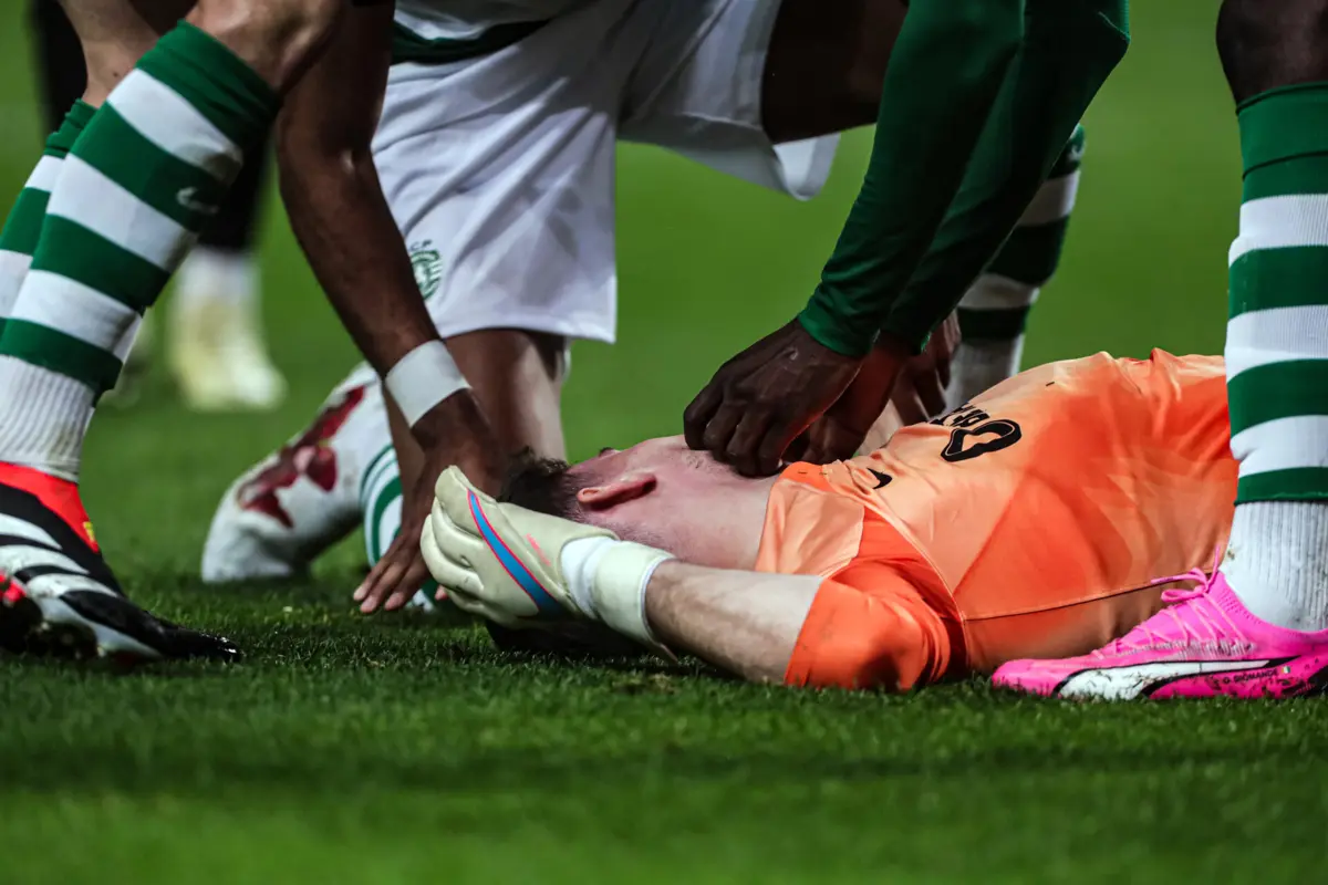 Franco Israel, guarda redes do Sporting cai inanimado. (Mário Vasa / Global Imagens)