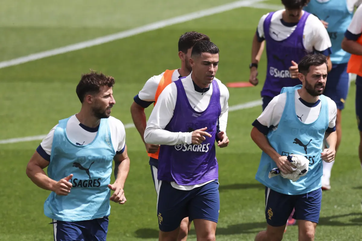 Rúben Dias com Ronaldo e Bernardo Silva (Créditos: Lusa)