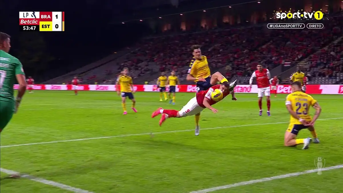 Imagem de contexto do artigo Braga-Estoril: assinalado penálti sobre El Ouazzani neste lance. Ora veja