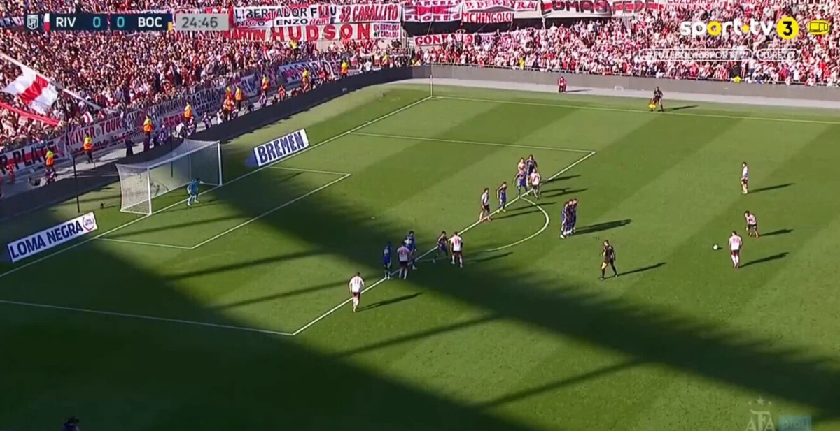 Imagem de contexto do artigo Mastantuono, alvo do Benfica, marca golaço de livre ao Boca Juniors